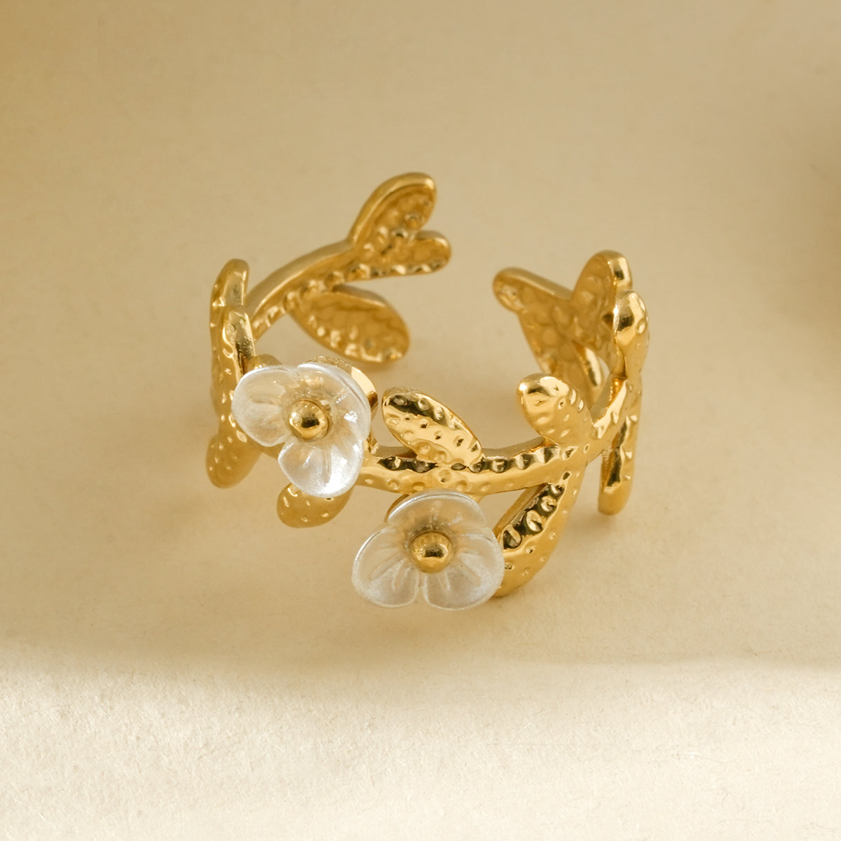 Bague dorée ajustable à motifs feuillages et fleurs nacrées