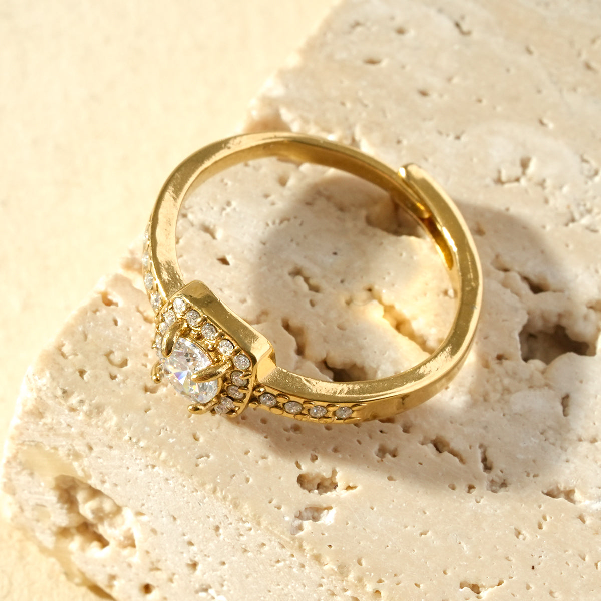 Bague fine solitaire sertie d’un strass rond — Doré