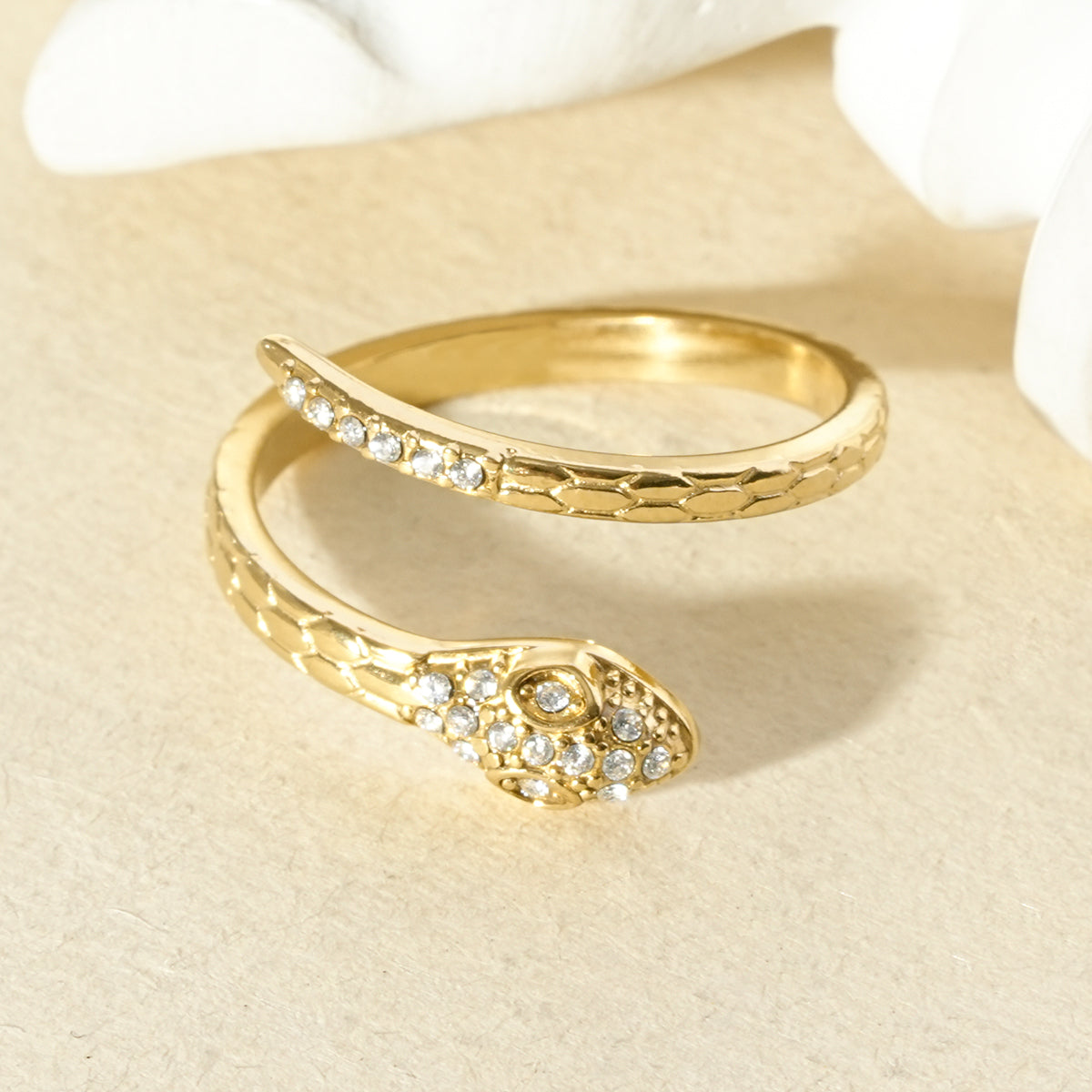 Bague ouverte à l'avant serpent détail strass — Doré