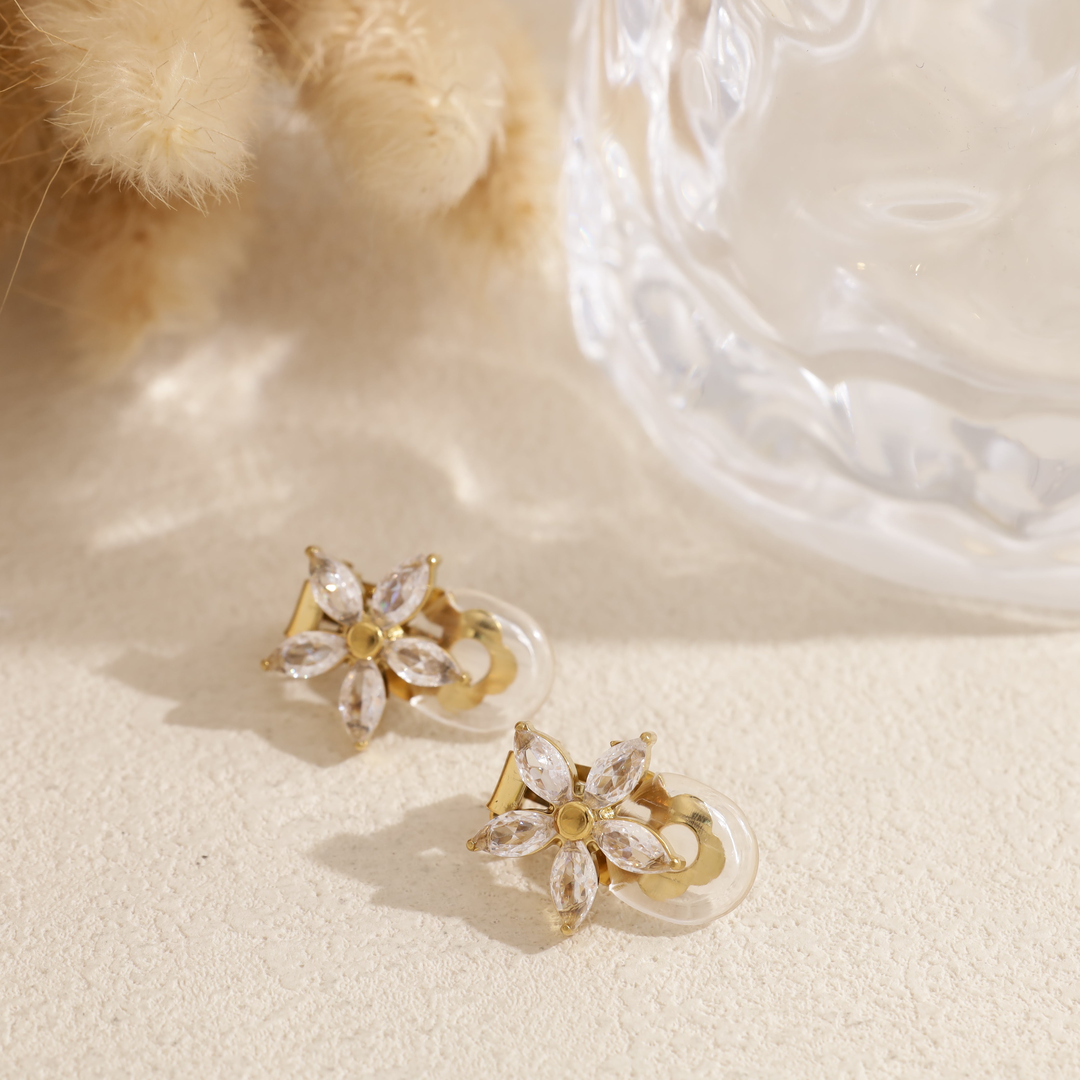 Boucles d'oreille à clip fleur cristal marquise — Doré