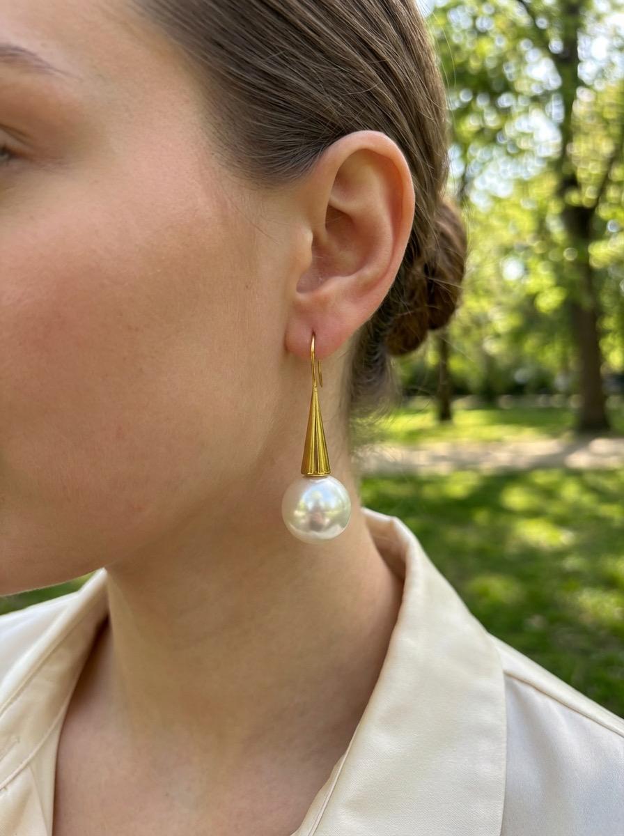 Boucles d'oreilles dorées à crochet avec large perle ronde blanche et cône métallique lisse — Doré