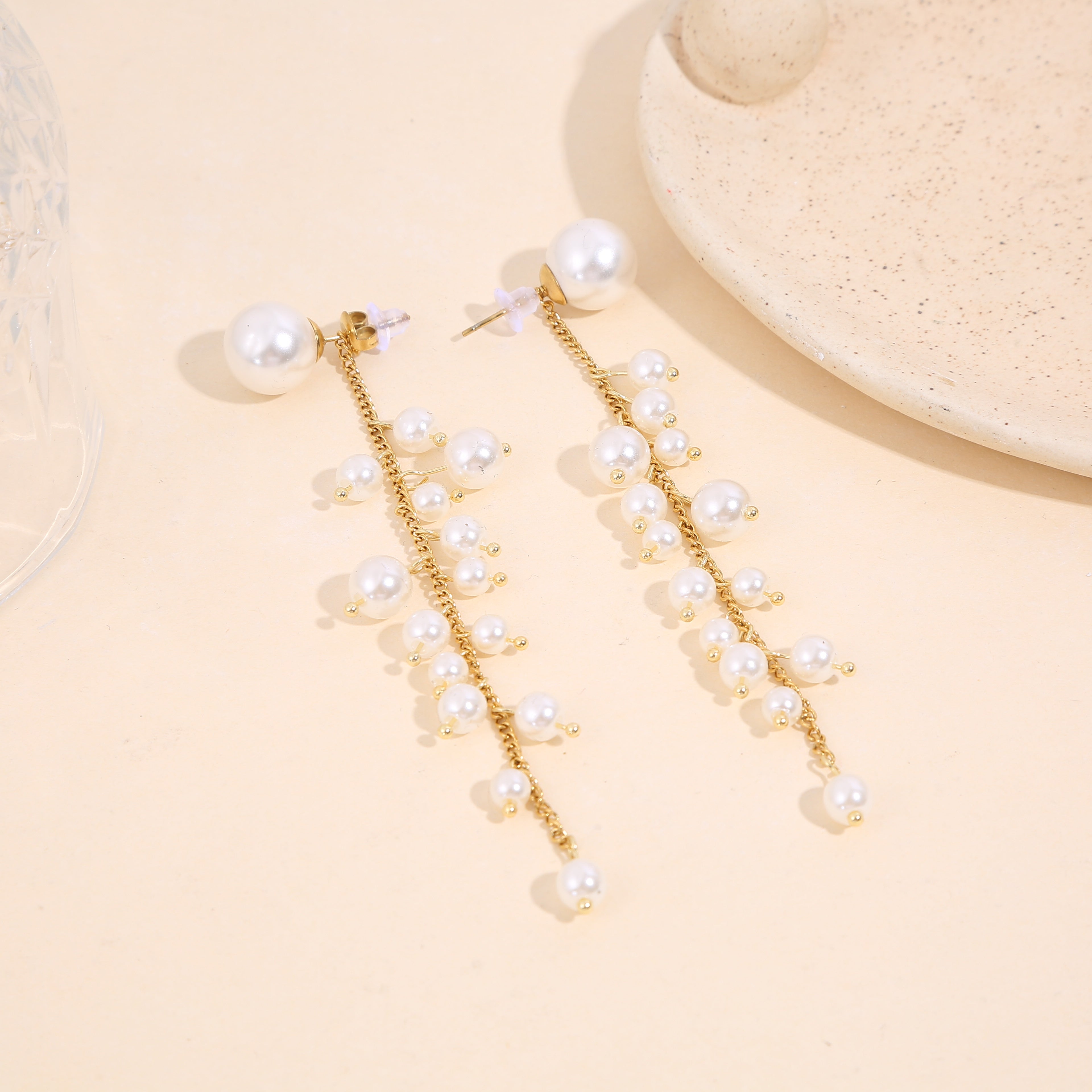 Boucles d'oreilles pendantes dorées ornées de perles à l'arrière — Doré