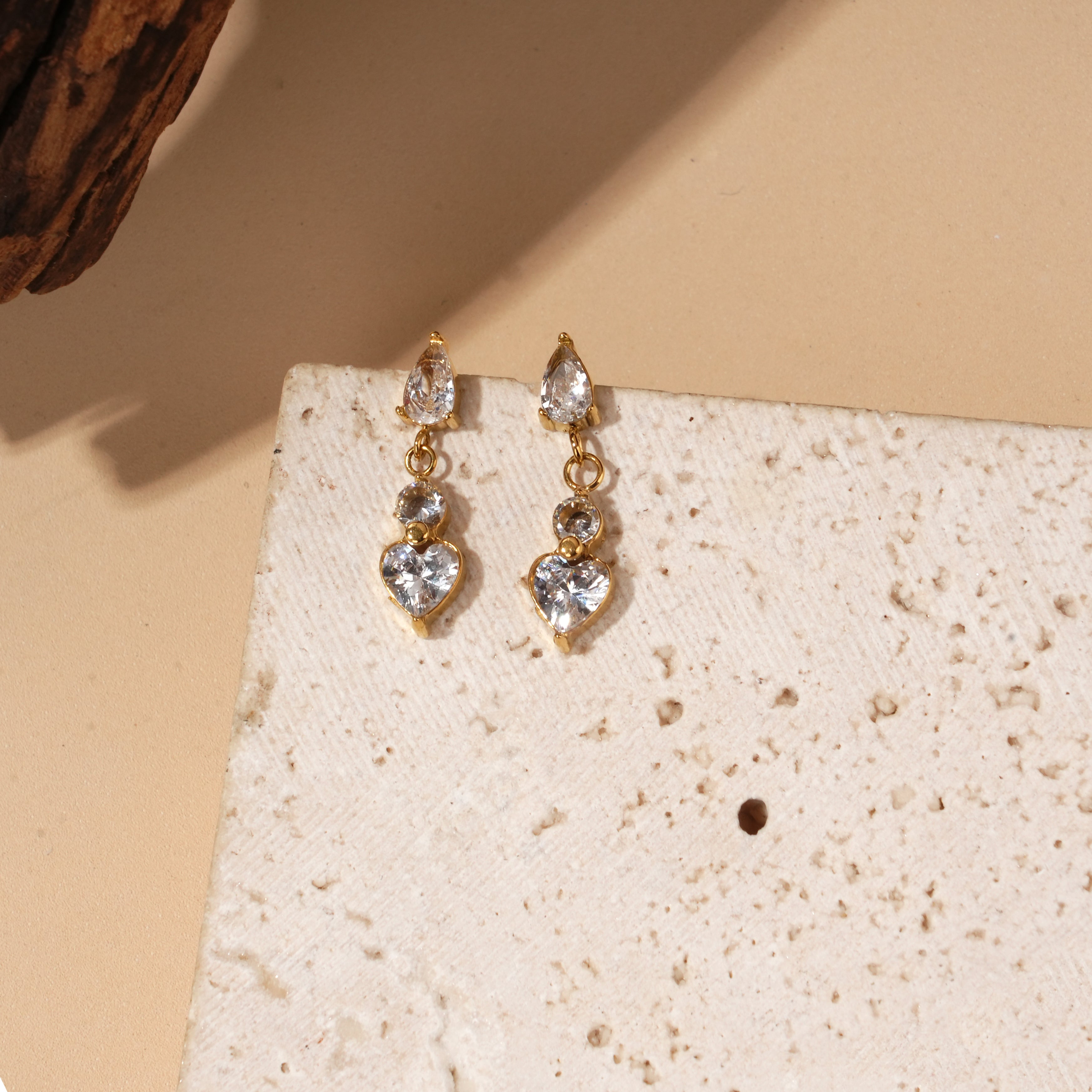 Boucles pendantes cœur cristal — Doré