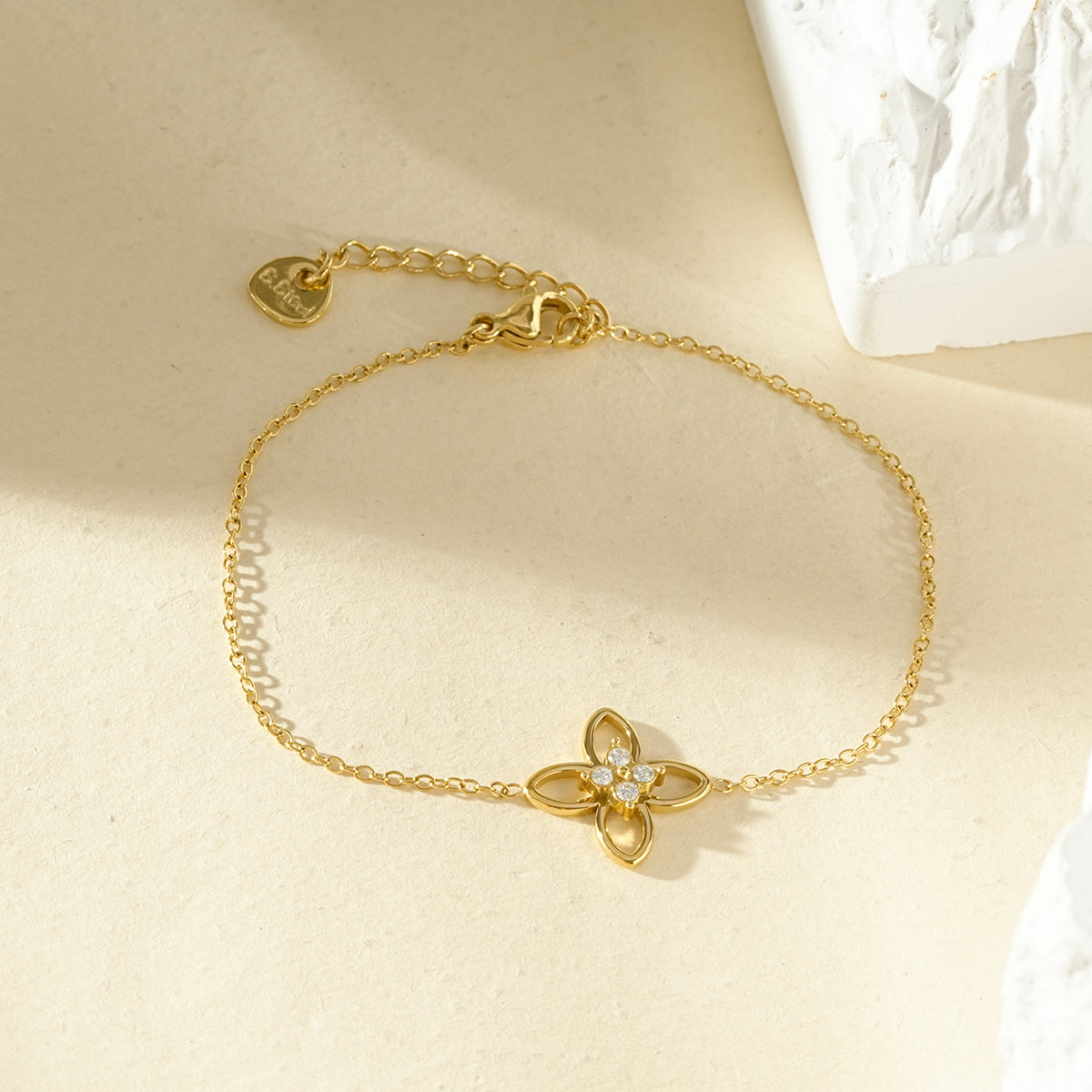 Bracelet chaîne fine fleur sertie — Doré