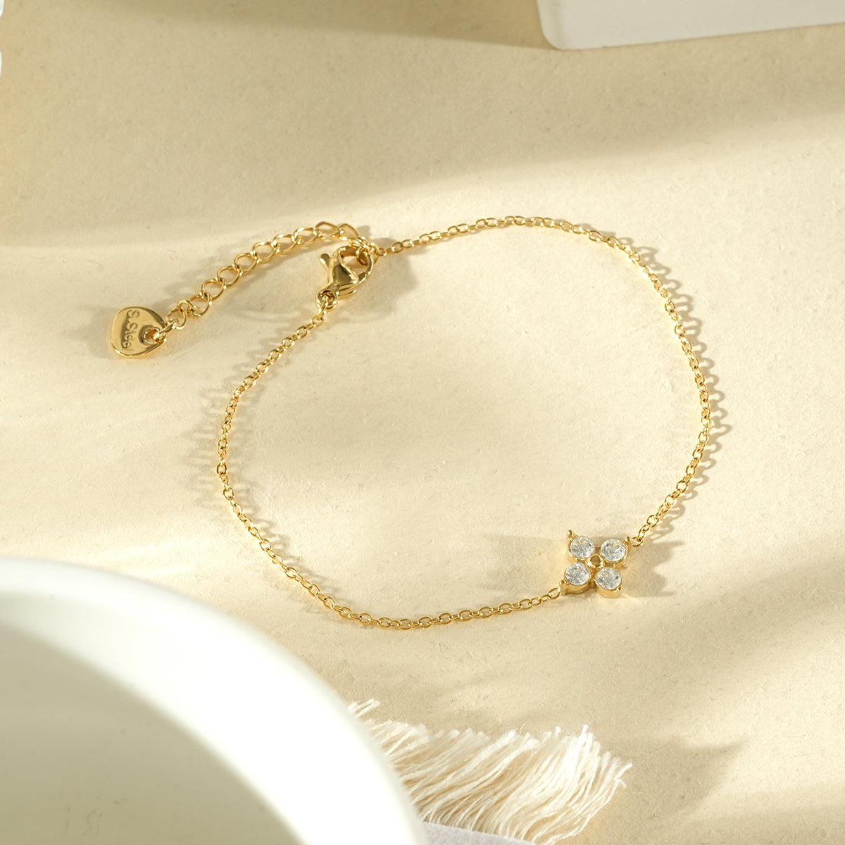 Bracelet chaîne fine trèfle sertie — Doré