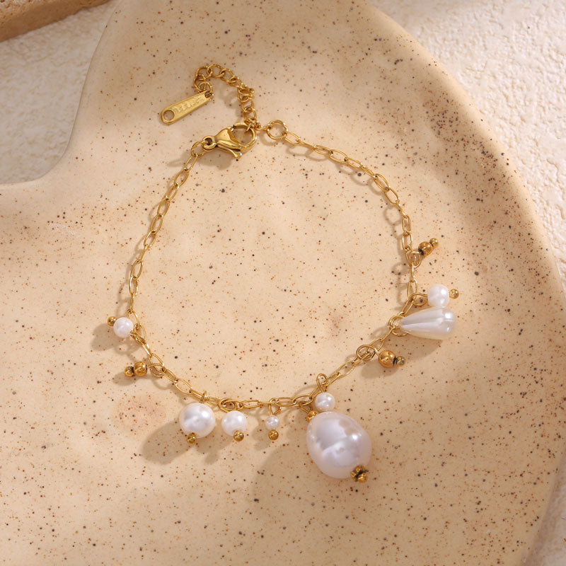 Bracelet Doré Breloques Perles Blanches Baroques — Doré