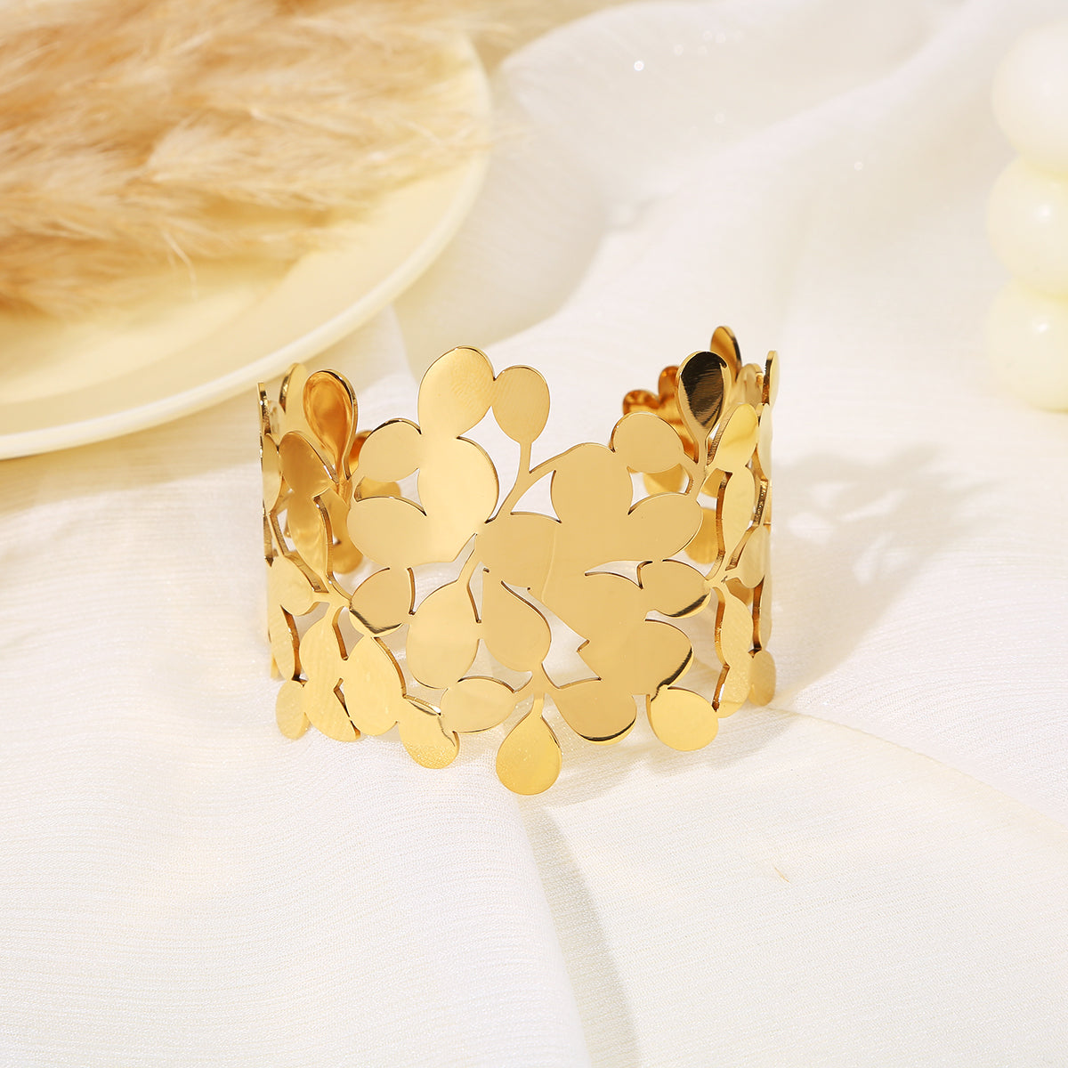 Bracelet Manchette Doré Lisse Et Pierre Blanche Carrée — Doré