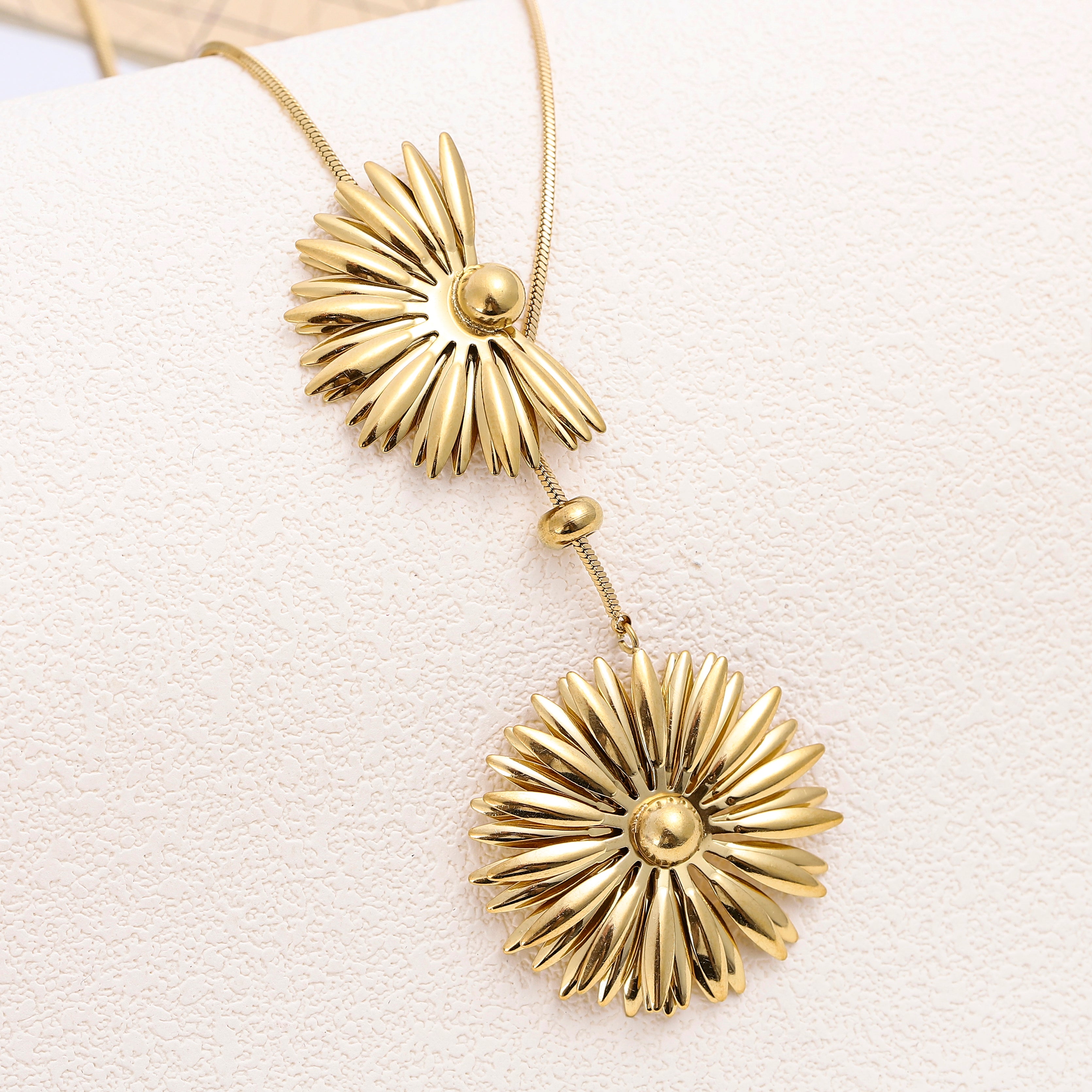 Collier en Y à double marguerite texturée sur chaîne serpentine — Doré