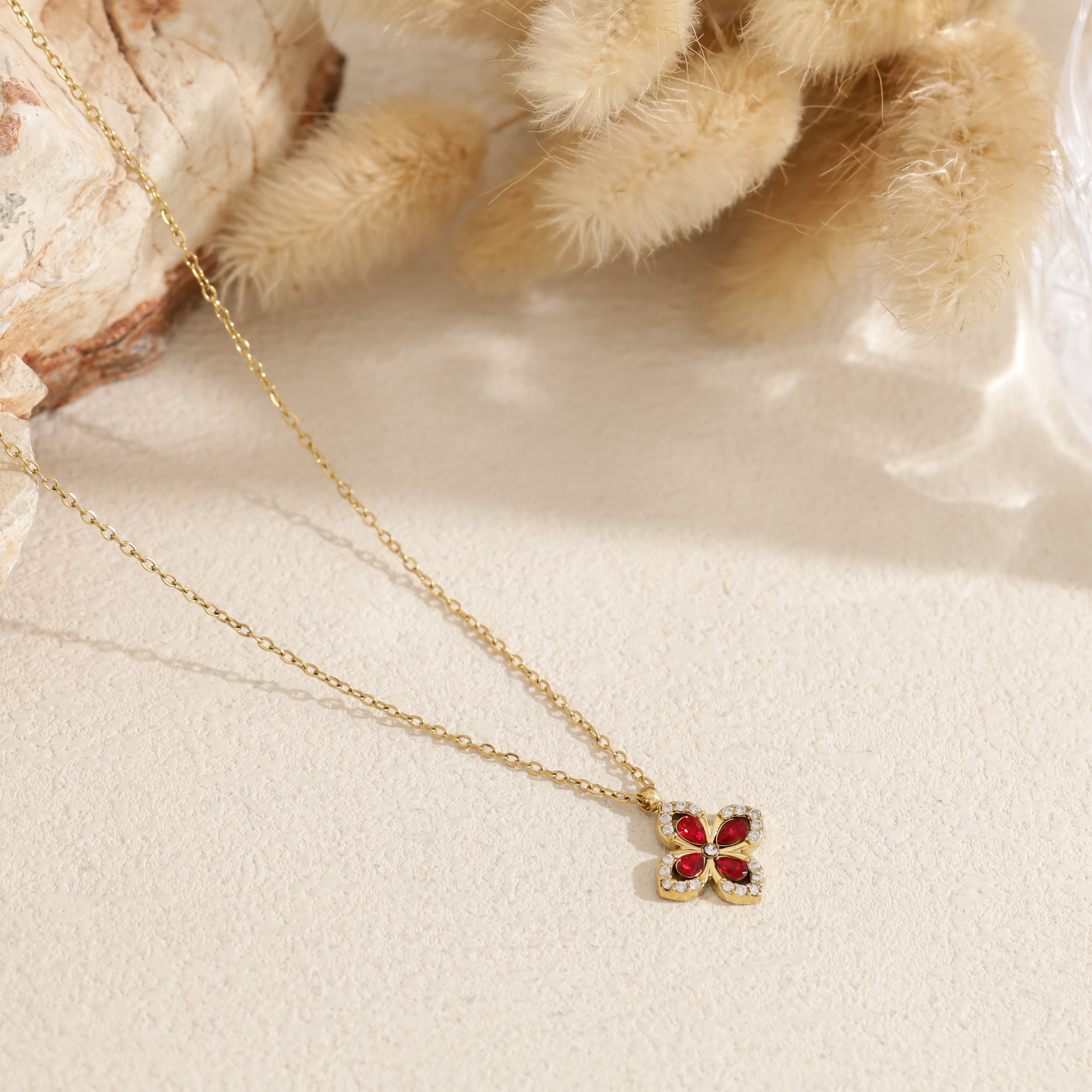 Collier pendentif trèfle serti, décliné en couleurs lumineuses