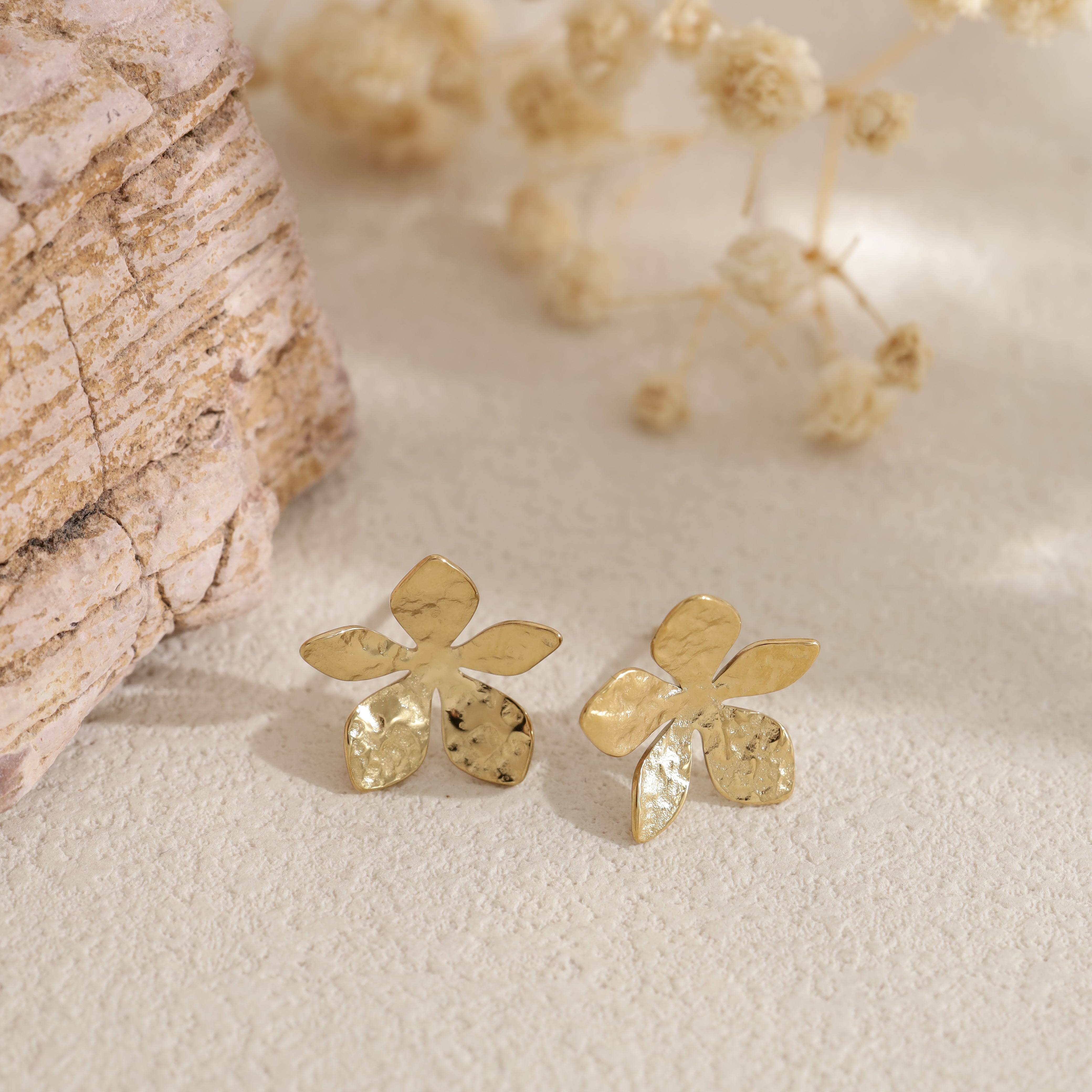 Puces d'oreilles fleurs à pétales délicats — Doré